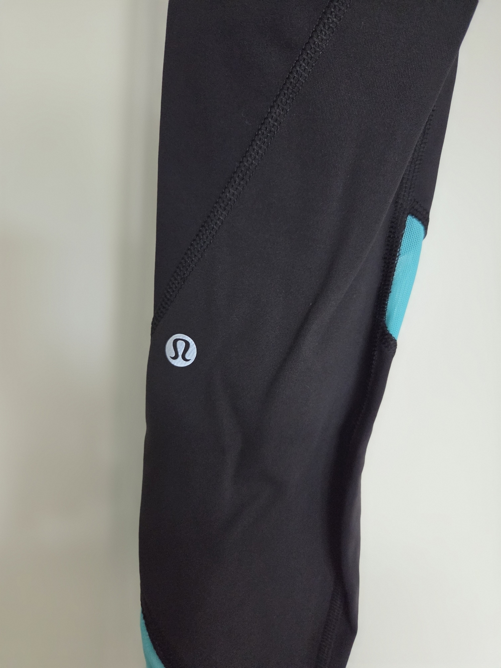 Lululemon Athletica Black Leggings with Teal Accents - Picture 4 of 4